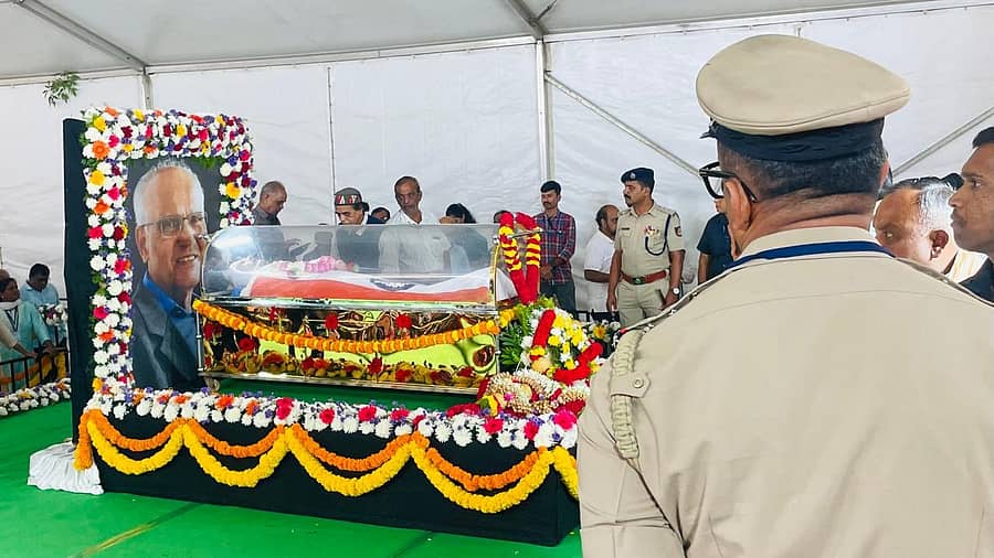 <div class="paragraphs"><p> ರವೀಂದ್ರ ಕಲಾಕ್ಷೇತ್ರದಲ್ಲಿ&nbsp;ಎಸ್.ಎಲ್. ಬೈರಪ್ಪ ಅವರ ಪಾರ್ಥಿವ ಶರೀರ</p></div>