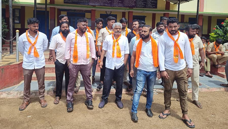 ಗದಗಿನ ಲೊಯೊಲಾ ಶಾಲೆಯಲ್ಲಿ ದಸರಾ ರಜೆ ಸಂದರ್ಭದಲ್ಲಿ ವಿಶೇಷ ತರಗತಿ, ಪರೀಕ್ಷೆ ನಡೆಸುತ್ತಿರುವುದನ್ನು ವಿರೊಧಿಸಿ ಶ್ರೀರಾಮ ಸೇನೆಯ ಕಾರ್ಯಕರ್ತರು ಪ್ರತಿಭಟನೆ ನಡೆಸಿದರು