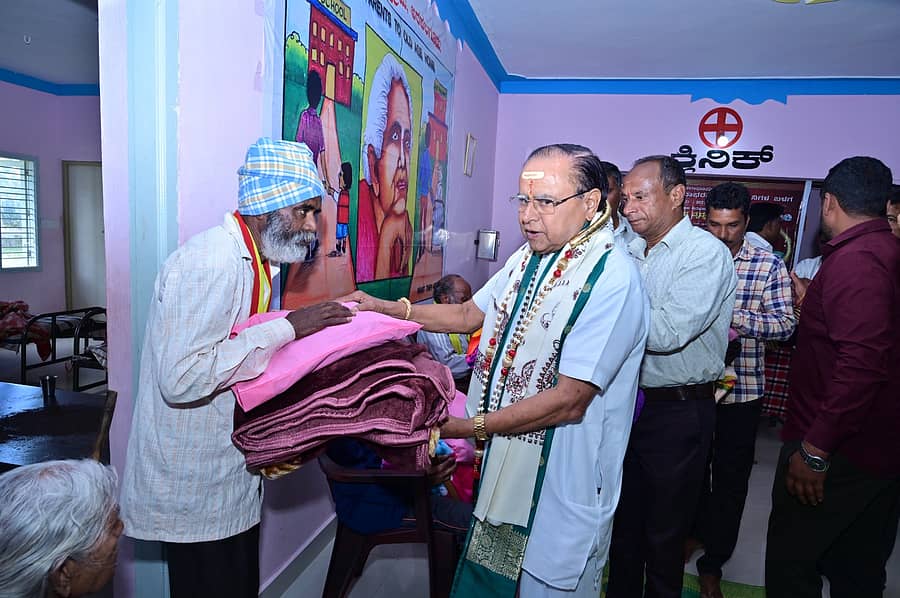 ಅರಕಲಗೂಡಿನ ಮಧುಶ್ರೀ ವೃದ್ಧಾಶ್ರಮದ ನಿವಾಸಿಗಳಿಗೆ ಸಂಗೀತ ವಿದ್ವಾಂಸ ಆರ್.ಕೆ.ಪದ್ಮನಾಭ್ ಅಗತ್ಯ ವಸ್ತುಗಳನ್ನು ವಿತರಿಸಿದರು.
