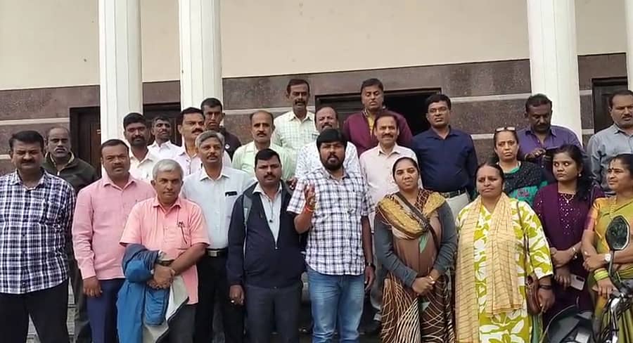 ದೇವನಹಳ್ಳಿ ದೇವರಾಜು ಅರಸು ಭವನದ ಎದುರು ಪ್ರಾಥಮಿಕ ಶಾಲಾ ಶಿಕ್ಷಕರ ಸಂಘದ ಪದಾಧಿಕಾರಿಗಳು ಸಾಮಾಜಿಕ ಶೈಕ್ಷಣಿಕ ಸಮೀಕ್ಷೆಯಲ್ಲಿ ಶಿಕ್ಷಕರನ್ನು ನಿಯೋಜಿಸಿರುವುದರಲ್ಲಿ ಲೋಪವಾಗಿದೆ ಎಂದು ಆರೋಪಿಸಿ ಪ್ರತಿಭಟಿಸಿದರು