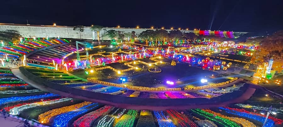 <div class="paragraphs"><p>‘ಕಾವೇರಿ ಆರತಿ’ ಕಾರ್ಯಕ್ರಮದ ಅಂಗವಾಗಿ ಮಂಡ್ಯ ಜಿಲ್ಲೆಯ ಶ್ರೀರಂಗಪಟ್ಟಣ ತಾಲ್ಲೂಕಿನ ಕೆಆರ್ಎಸ್ <del>ಬೃಂದಾವನವನ್ನು</del> ವಿದ್ಯುದ್ದೀಪಗಳಿಂದ ವಿಶೇಷವಾಗಿ ಅಲಂಕರಿಸಲಾಗಿದೆ</p></div>