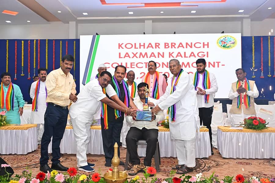 ಕೊಲ್ಹಾರ ಪಟ್ಟಣದ ಪಿಗ್ಮಿ ಕಲೆಕ್ಟರ್‌ ಲಕ್ಷ್ಮಣ ಕಾಳಗಿ ಅವರಿಗೆ ಸತತ 4 ನೇ ಬಾರಿಗೆ ‘ಅತ್ಯುತ್ತಮ ಪಿಗ್ಮಿ ಕಲೆಕ್ಟ‌ರ್ ಪ್ರಶಸ್ತಿ’ ನೀಡಿ ಸಿದ್ದಸಿರಿ ಬ್ಯಾಂಕಿನ ಅಧ್ಯಕ್ಷರಾದ ಶಾಸಕ ಬಸನಗೌಡ ಪಾಟೀಲ ಯತ್ನಾಳ ಸನ್ಮಾನಿಸಿದರು.
