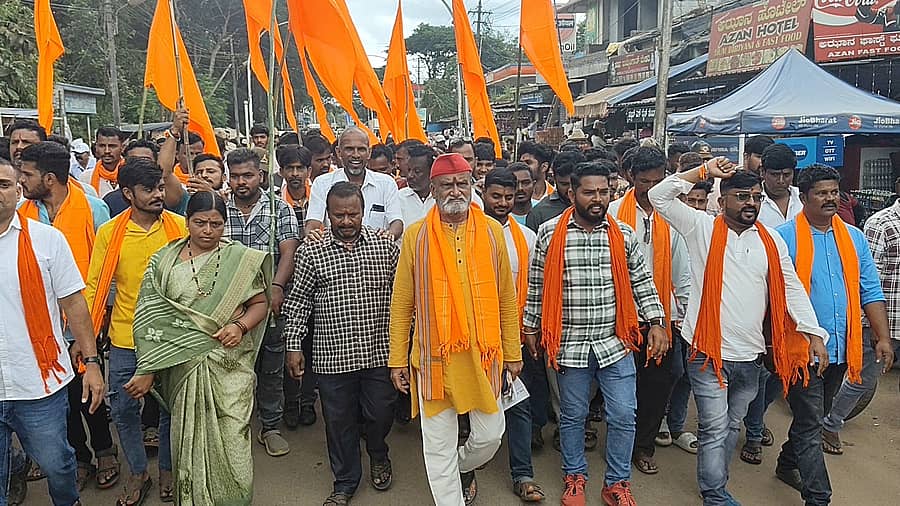 ಮುಂಡಗೋಡದಲ್ಲಿ ಶ್ರೀರಾಮಸೇನೆ ರಾಜ್ಯ ಘಟಕದ ಅಧ್ಯಕ್ಷ ಪ್ರಮೋದ ಮುತಾಲಿಕ್‌ ನೇತೃತ್ವದಲ್ಲಿ ವಿವಿಧ ಹಿಂದುಪರ ಸಂಘಟನೆಗಳ ಕಾರ್ಯಕರ್ತರು ಗುರುವಾರ ಪ್ರತಿಭಟನೆ ನಡೆಸಿದರು