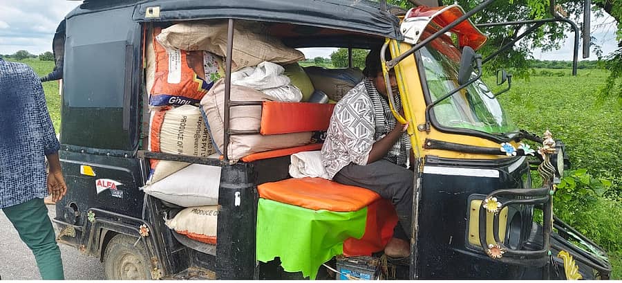 ದೇವದುರ್ಗ ತಾಲ್ಲೂಕಿನ ಎನ್.ಗಣೇಕಲ್ - ಮಸೀದಪುರ ರಸ್ತೆ ಬಳಿ ಅಕ್ರಮವಾಗಿ ಪಡಿತರ ಅಕ್ಕಿ ಸಾಗಿಸುತ್ತಿದ್ದ ಆಟೊ