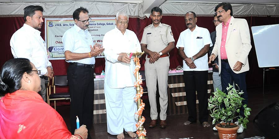 ಚಿತ್ರ: 24ಜಿಕೆಕೆ2 ಗೋಕಾಕದಲ್ಲಿ ಮಂಗಳವಾರ ಗೋಕಾಕ ಶಿಕ್ಷಣ ಸಂಸ್ಥೆಯ ಜೆ.ಎಸ್.ಎಸ್. ಪದವಿ ಮಹಾವಿದ್ಯಾಲಯದಲ್ಲಿ ಏರ್ಪಾಟಾಗಿದ್ದ “ಸ್ಪರ್ಧಾತ್ಮಕ ಪರೀಕ್ಷೆಗಳು”ಎಂಬ ವಿಷಯ ಕುರಿತು ಒಂದು ದಿನದ ರಾಜ್ಯಮಟ್ಟದ ತರಬೇತಿ ಕಾರ್ಯಾಗಾರವನ್ನು ನಿರ್ದೇಶಕ ಮಲ್ಲಿಕಾರ್ಜುನ ಚುನಮರಿ ಉದ್ಘಾಟಿಸಿದರು.