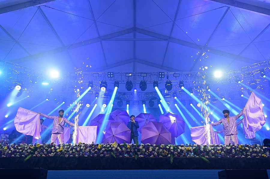 <div class="paragraphs"><p>ಶ್ರೀರಂಗಪಟ್ಟಣ ದಸರಾ ಕಾರ್ಯಕ್ರಮದಲ್ಲಿ ಮೊದಲ ದಿನವಾದ ಗುರುವಾರ ಹಿನ್ನೆಲೆ ಗಾಯಕ ರಾಜೇಶ್ ಕೃಷ್ಣನ್ ಮತ್ತು ತಂಡ ಸಂಗೀತ ಕಾರ್ಯಕ್ರಮ ನಡೆಸಿಕೊಟ್ಟಿತು. ರಾಜೇಶ್ ಅವರ ಸುಮಧುರ ಗಾಯನಕ್ಕೆ ಪ್ರೇಕ್ಷಕರು ಮನಸೋತರು</p></div>