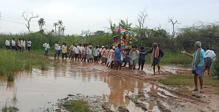 ಹೂವಿನಹಡಗಲಿ ತಾಲ್ಲೂಕು ಮಾಗಳ ಗ್ರಾಮದಲ್ಲಿ ಪ್ರಯಾಸಪಟ್ಟು ಶವವನ್ನು ಸ್ಮಶಾನಕ್ಕೆ ಕೊಂಡೊಯ್ಯುತ್ತಿರುವುದು