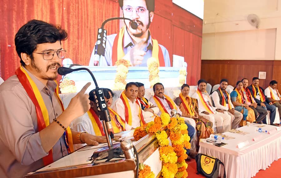 ಮೈಸೂರಿನ ಮಾನಸಗಂಗೋತ್ರಿಯ ಬಿಎಂಶ್ರೀ ಸಭಾಂಗಣದಲ್ಲಿ ಗುರುವಾರ ದಸರಾ ‘ಪ್ರಜ್ವಲ ಕವಿಗೋಷ್ಠಿ’ಯುನ್ನು ಉದ್ಘಾಟಿಸಿದ ಗೀತ ರಚನಾಕಾರ ಪ್ರಮೋದ್‌ ಮರವಂತೆ ಮಾತನಾಡಿದರು