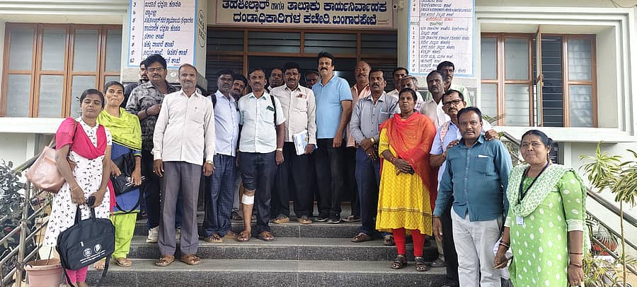 ಬಂಗಾರಪೇಟೆ ಪಟ್ಟಣದ ತಾಲ್ಲೂಕು ಆಡಳಿತ ಕಚೇರಿಗೆ ಗುರುವಾರ ಭೇಟಿ ನೀಡಿದ ಶಿಕ್ಷಕರು, ತಹಶೀಲ್ದಾರ್ ಮತ್ತು ಬಿಇಒಗೆ ಮನವಿ ಸಲ್ಲಿಸಿದರು