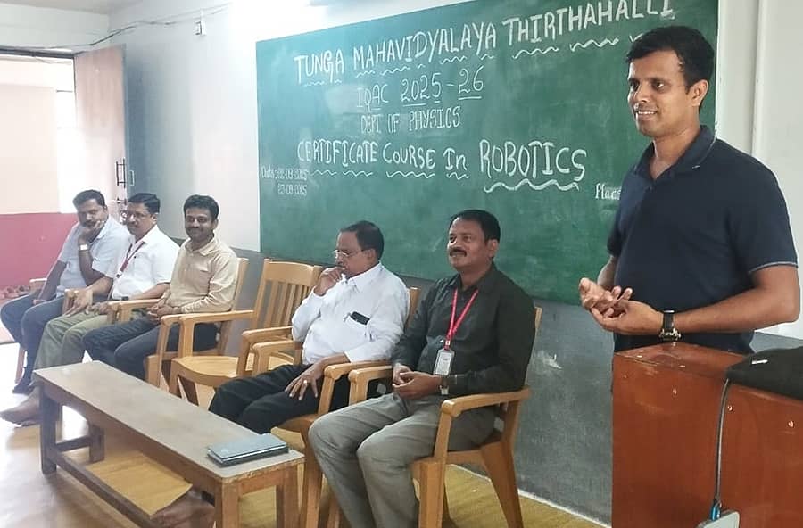 ತೀರ್ಥಹಳ್ಳಿಯ ತುಂಗಾ ಕಾಲೇಜಿನಲ್ಲಿ ಜಸ್ಟ್‌ ರೋಬೋಟಿಕ್‌ ಸಂಸ್ಥೆಯ ಸಿಇಒ ಬ್ರಿಜೇಶ್‌ ಮಾತನಾಡಿದರು