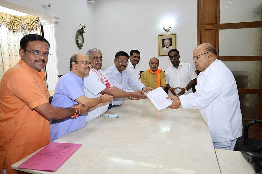 ಹಿಂದೂ ಧಾರ್ಮಿಕ ಕೇಂದ್ರಗಳನ್ನು ಸರ್ಕಾರದ ಸುಪರ್ದಿನಿಂದ ಮುಕ್ತಗೊಳಿಸುವಂತೆ ಕೋರಿ ವಿಶ್ವ ಹಿಂದೂ ಪರಿಷತ್ ಮುಖಂಡರು ರಾಜ್ಯಪಾಲ ಥಾವರಚಂದ್ ಗೆಹಲೋತ್ ಅವರಿಗೆ ಗುರುವಾರ ಮನವಿ ಸಲ್ಲಿಸಿದರು.