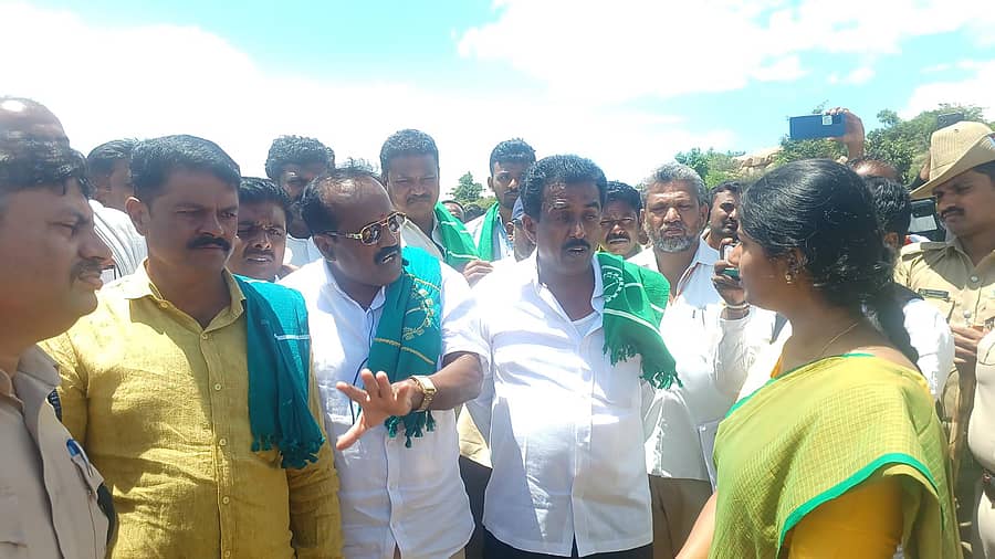 ಶಿಡ್ಲಘಟ್ಟ ತಾಲ್ಲೂಕಿನ ಬುಡಗವಾರಹಳ್ಳಿ ಸುತ್ತಮುತ್ತಲಿನ ಪ್ರದೇಶದಲ್ಲಿ ಸರ್ವೆ ಮಾಡಲು ಹೋಗಿದ್ದ ಅಧಿಕಾರಿಗಳು ಹಾಗೂ ರೈತರ ನಡುವೆ ವಾಗ್ವಾದ ನಡೆಯಿತು