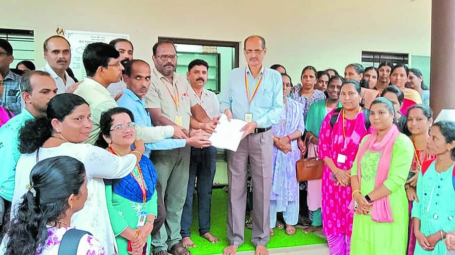 <div class="paragraphs"><p>ದಕ್ಷಿಣ ಕನ್ನಡ ಜಿಲ್ಲೆಯ ಪುತ್ತೂರು ತಾಲ್ಲೂಕಿನ ಕೆಲವು ಶಿಕ್ಷಕರು ಗುರುವಾರ ಬಿಇಒಗೆ ಮನವಿ ಸಲ್ಲಿಸಿದರು</p></div>