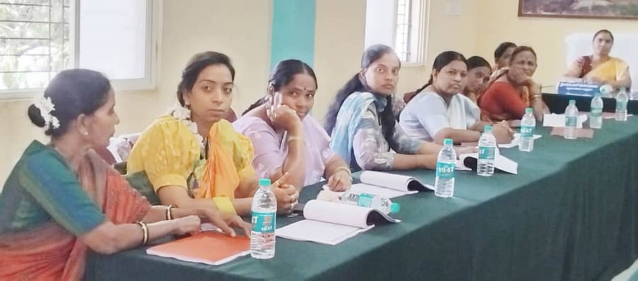 ಮರಿಯಮ್ಮನಹಳ್ಳಿ ಪಟ್ಟಣ ಪಂಚಾಯಿತಿ ಕಚೇರಿಯಲ್ಲಿ ಗುರುವಾರ ಅಧ್ಯಕ್ಷ ಆದಿಮನಿ ಹುಸೇನ್ಬಾಷಾ ಅವರ ಅಧ್ಯಕ್ಷತೆಯಲ್ಲಿ ನಡೆದ ಸಾಮಾನ್ಯ ಸಭೆಯಲ್ಲಿ ಮಹಿಳಾ ಸದಸ್ಯರು ಚರ್ಚೆಯಲ್ಲಿ ಭಾಗವಹಿಸಿದ್ದರು