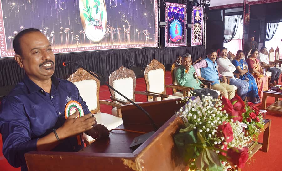 ಬಹುಭಾಷಾ ಕವಿಗೋಷ್ಠಿಯಲ್ಲಿ ಚಲನಚಿತ್ರ ಸಾಹಿತಿ ಕಿನ್ನಾಳ ರಾಜ್ ಮಾತನಾಡಿದರು