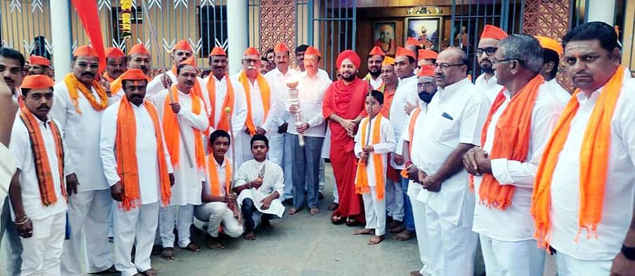 ಬೈಲಹೊಂಗಲದಲ್ಲಿ ವಿಶ್ವಹಿಂದು ಪರಿಷದ್, ಬಜರಂಗದಳ ತಾಲ್ಲೂಕು ಘಟಕದಿಂದ ನವರಾತ್ರಿ ದಸರಾ ಮಹೋತ್ಸವ ಅಂಗವಾಗಿ ಗ್ರಾಮದೇವಿ ದೇವಸ್ಥಾನದಿಂದ ಆರಂಭವಾದ ಮೊದಲ ದಿನದ ದುರ್ಗಾ ಮಾತಾ ದೌಡ್ ಗೆ ಪ್ರಭುನೀಲಕಂಠ ಸ್ವಾಮೀಜಿ ಪೂಜೆ ಸಲ್ಲಿಸಿ ಮಂಗಳವಾರ ಚಾಲೆನ ನೀಡಿದರು