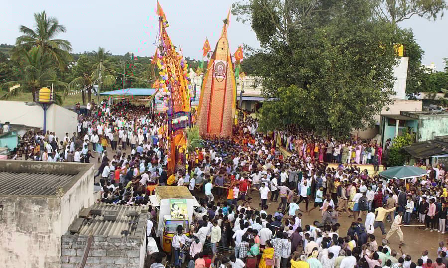 ಆನೇಕಲ್ ಸಮೀಪದ ಗುಮ್ಮಳಾಪುರದ ಗೌರಿ ಜಾತ್ರೆ ಗುರುವಾರ ಸಂಭ್ರಮದಿಂದ ನಡೆಯಿತು