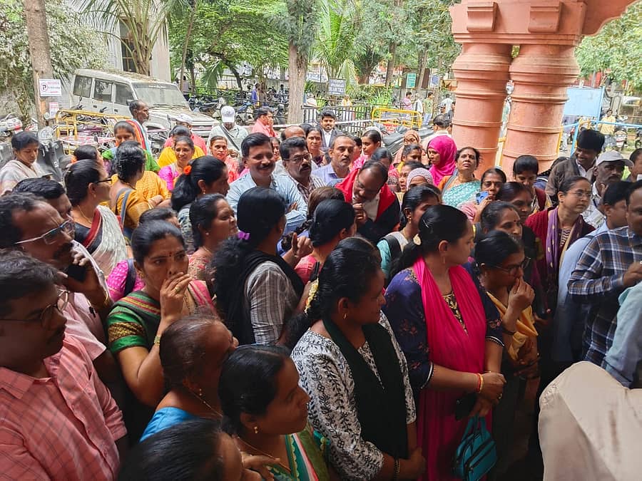 ಲೋಪಗಳನ್ನು ಸರಿಪಡಿಸುವಂತೆ ಸಾಮಾಜಿಕ ಶೈಕ್ಷಣಿಕ ಸಮೀಕ್ಷೆಗೆ ನೇಮಕವಾಗಿರುವ ಶಿಕ್ಷಕರು ಚಿಕ್ಕಬಳ್ಳಾಪುರ ತಾಲ್ಲೂಕು ಕಚೇರಿ ಎದುರು ಪ್ರತಿಭಟಿಸಿದರು