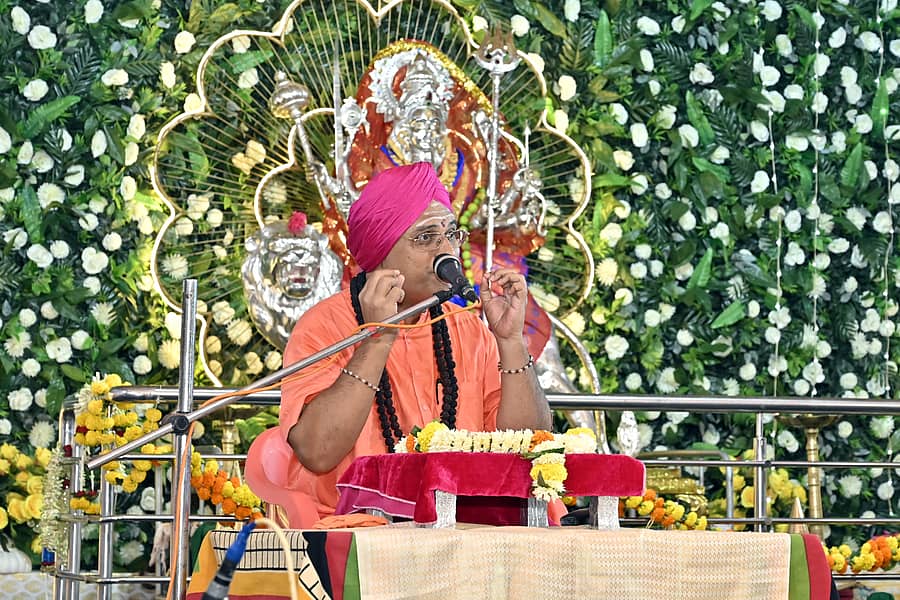 ಮಹಾಲಿಂಗಪುರದ ಬನಶಂಕರಿದೇವಿ ದೇವಸ್ಥಾನದಲ್ಲಿ ನವರಾತ್ರಿ ಎರಡನೇ ದಿನವಾದ ಬುಧವಾರ ಹಮ್ಮಿಕೊಂಡಿದ್ದ ಶ್ರೀದೇವಿ ಪುರಾಣ ಕಾರ್ಯಕ್ರಮದಲ್ಲಿ ಅಭಿನವ ರೇವಣಸಿದ್ಧ ಪಟ್ಟದೇವರು ಮಾತನಾಡಿದರು