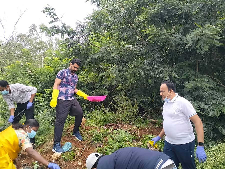 ಚಿಕ್ಕಬಳ್ಳಾಪುರ ತಾಲ್ಲೂಕಿನ ಅಂಗಟ್ಟ ಗ್ರಾಮದ ಬಳಿ ಹಮ್ಮಿಕೊಂಡಿದ್ದ ಸ್ವಚ್ಛತಾ ಕಾರ್ಯದಲ್ಲಿ ಜಿ.ಪಂ ಸಿಇಒ ನವೀನ್ ಭಟ್ ಹಾಗೂ ಅಧಿಕಾರಿಗಳು ಪಾಲ್ಗೊಂಡಿದ್ದರು