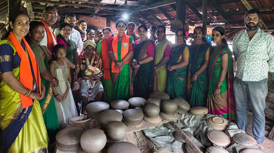 ಕಾರ್ಕಳ ಬಿಜೆಪಿ ಮಹಿಳಾ ಮೋರ್ಚಾ ಮಂಡಲದ ವತಿಯಿಂದ ತಾಲ್ಲೂಕಿನ ಮುಡಾರು ಗ್ರಾಮದಲ್ಲಿ ಸು. 50 ವರ್ಷಗಳಿಂದ ಕುಂಬಾರಿಕೆ ವೃತ್ತಿಯಲ್ಲಿ ತೊಡಗಿರುವ ಕಡಾರಿ ಬೊಗ್ಗು (ಅಣ್ಣು)ಮೂಲ್ಯ ಅವರ ಕುಂಬಾರಿಕೆ ಉತ್ಪನ್ನಗಳನ್ನು ಖರೀದಿಸಿ ಅವರನ್ನು ಗೌರವಿಸಲಾಯಿತು.