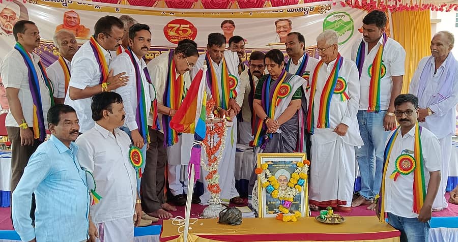 ಹೊನ್ನಾಳಿ ತಾಲ್ಲೂಕು ವ್ಯವಸಾಯೋತ್ಪನ್ನ ಮಾರಾಟ ಸಹಕಾರ ಸಂಘದ ವಾರ್ಷಿಕ ಸಭೆ, ವಜ್ರಮಹೋತ್ಸವವನ್ನು ಶಾಸಕ ಡಿ.ಜಿ. ಶಾಂತನಗೌಡ ಉದ್ಘಾಟಿಸಿದರು