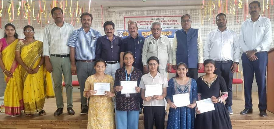 ಚಿಕ್ಕೋಡಿಯ ಬಿ.ಕೆ. ಕಾಲೇಜಿನಲ್ಲಿ ಹಮ್ಮಿಕೊಂಡಿದ್ದ ಭಾಷಣ ಸ್ಪರ್ಧೆಯಲ್ಲಿ ಭಾಗವಹಿಸಿದ್ದ ವಿದ್ಯಾರ್ಥಿಗಳಿಗೆ ಬಹುಮಾನ ವಿವರಿಸಲಾಯಿತು