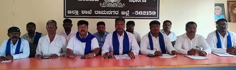 ರಾಮನಗರದ ಸ್ಫೂರ್ತಿ ಭವನದಲ್ಲಿ ಗುರುವಾರ ನಡೆದ ಸುದ್ದಿಗೋಷ್ಠಿಯಲ್ಲಿ ತಾ.ಪಂ. ಮಾಜಿ ಸದಸ್ಯ ಹನುಮಂತಯ್ಯ ಮಾತನಾಡಿದರು. ಜಿಲ್ಲಾ ಜಾಗೃತಿ ಮತ್ತು ಉಸ್ತುವಾರಿ ಸಮಿತಿ ಸದಸ್ಯ ಡಾ. ಲೋಕೇಶ್ ಮೌರ್ಯ, ದಲಿತ ಮುಖಂಡ ಶಿವಲಿಂಗಯ್ಯ ಹಾಗೂ ಇತರರು ಇದ್ದಾರೆ