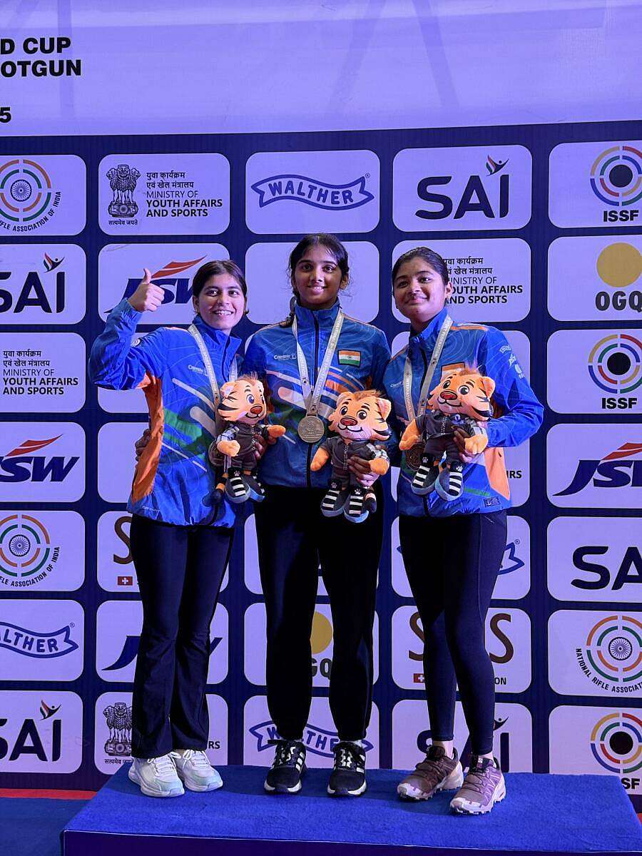 <div class="paragraphs"><p>50 ಮೀ. ರೈಫಲ್ ಪ್ರೋನ್ ಸ್ಪರ್ಧೆಯಲ್ಲಿ ಪದಕ ಗೆದ್ದ ಅನ್ಶಿಕಾ (ಬೆಳ್ಳಿ), ಅನುಷ್ಕಾ ತೋಕೂರ್ (ಚಿನ್ನ) ಮತ್ತು ಆಧ್ಯಾ ಅಗರವಾಲ್ (ಕಂಚು).</p></div>