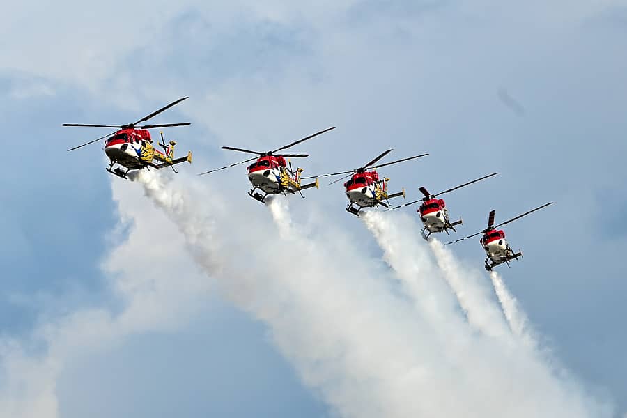 ಮೈಸೂರಿನ ಬನ್ನಿಮಂಟಪ ಪಂಜಿನ ಕವಾಯತು ಮೈದಾನದಲ್ಲಿ ನಡೆದ ಏರ್‌ಶೋ ಪೂರ್ವಾಭ್ಯಾಸದಲ್ಲಿ ಭಾರತೀಯ ವಾಯುಪಡೆಯ ‘ಸಾರಂಗ್‌ ಡಿಸ್‌ಪ್ಲೇ’ ತಂಡದ ಹೆಲಿಕಾಪ್ಟರ್‌ಗಳು ವಿವಿಧ ಕಸರತ್ತು ನಡೆಸಿದವು ಪ್ರಜಾವಾಣಿ ಚಿತ್ರ: ಅನೂಪ್ ರಾಘ ಟಿ.
