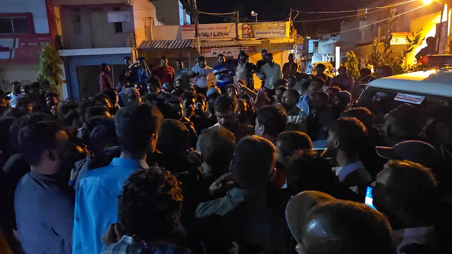 ಚಿಂತಾಮಣಿಯ ಆದರ್ಶ ಚಿತ್ರಮಂದಿರದ ಮುಂದೆ ನೆರೆದಿದ್ದ ಪ್ರೇಕ್ಷಕರು