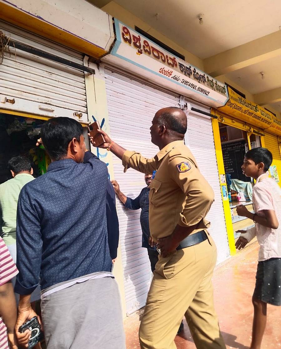 ಸಿರವಾರ ತಾಲ್ಲೂಕಿನ ಚಿಂಚರಕಿ ಗ್ರಾಮದಲ್ಲಿ ಗುರುವಾರ ಬೆಳಗಿನ ಜಾವ ನಡೆದ ಸರಣಿ ಕಳವು ನಡೆದ ಅಂಗಡಿಗೆ ಪೊಲೀಸರು ಭೇಟಿ ನೀಡಿ ಪರಿಶೀಲನೆ ನಡೆಸಿದರು