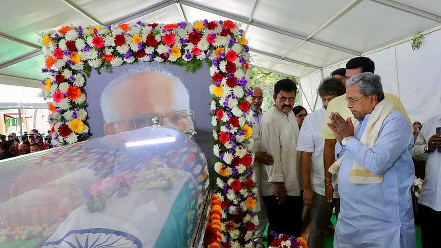 <div class="paragraphs"><p>ಸಾಹಿತಿ ಎಸ್‌.ಎಲ್‌. ಭೈರಪ್ಪ (94) ಅವರ ಪಾರ್ಥಿವ ಶರೀರಕ್ಕೆ  ಗೌರವ ಸಲ್ಲಿಸಿದ&nbsp;ಮುಖ್ಯಮಂತ್ರಿ ಸಿದ್ದರಾಮಯ್ಯ</p></div>