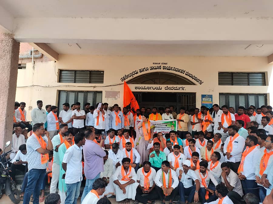 ದೇವದುರ್ಗದ ಪಟ್ಟಣದ ಮಿನಿ ವಿಧಾನಸೌಧ ಎದುರು ವಾಲ್ಮೀಕಿ ಸಮಾಜದ ವತಿಯಿಂದ ಹಮ್ಮಿಕೊಂಡಿದ್ದ ಪ್ರತಿಭಟನೆಯಲ್ಲಿ ಶಾಸಕಿ ಕರೆಮ್ಮ ನಾಯಕ ಮಾತನಾಡಿದರು