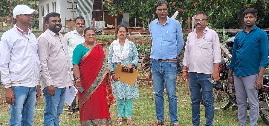 ಸಂತೇಮರಹಳ್ಳಿ ಸಮೀಪದ ಯಲಕ್ಕೂರು ಗ್ರಾಮದಲ್ಲಿರುವ ಸರ್ಕಾರಿ ಜಾಗವನ್ನು ತಹಶೀಲ್ದಾರ್ ಎಂ.ಗಿರಿಜಾ ಅವರ ನೇತೃತ್ವದಲ್ಲಿ ಸರ್ವೆ ನಡೆಸಿ ಜಾಗ ಗುರುತಿಸಲಾಯಿತು