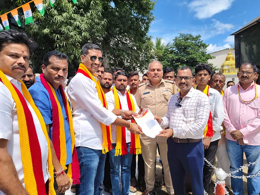 ಬೈಲಹೊಂಗಲ ತಾಲ್ಲೂಕು ಪಂಚಾಯಿತಿ ಎದುರು ಕರವೇಯಿಂದ ಗುರುವಾರ ಇ.ಒ. ಸಂಜೀವಕುಮಾರ ಜಿನ್ನೂರ, ಸಿಪಿಐ ಪ್ರಮೋದ ಯಲಿಗಾರ ಅವರಿಗೆ ಗುರುವಾರ ಮನವಿ ಸಲ್ಲಿಸಲಾಯಿತು