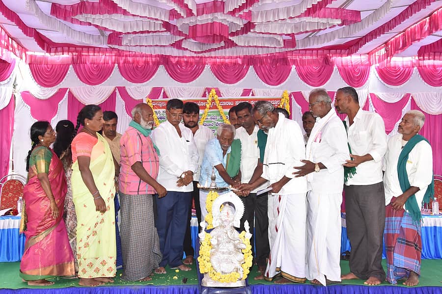 ಮದ್ದೂರು ಪಟ್ಟಣದ ಟಿ ಎ ಪಿ ಸಿ ಎಂ ನ ಗೋದಾಮಿನ ಆವರಣದಲ್ಲಿ ನಡೆದ ಸರ್ವಸದಸ್ಯರ ವಾರ್ಷಿಕ ಮಹಾಸಭೆಯನ್ನು ಸಂಘದ ಅಧ್ಯಕ್ಷರಾದ ಮಹದೇವು ಉದ್ಘಾಟಿಸಿದರು, ಸಂಘದ ನಿರ್ದೇಶಕರು ಹಾಗೂ ಸದಸ್ಯರುಗಳು ಹಾಜರಿದ್ದರು.