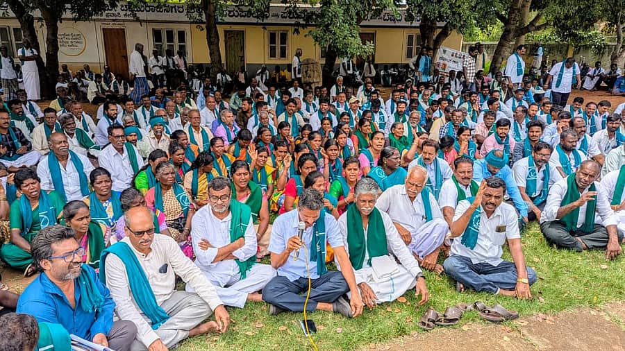 ಕೆರೆಗಳಿಗೆ ನೀರು ತುಂಬಿಸಬೇಕು ಎಂದು ಒತ್ತಾಯಿಸಿ ಗುರುವಾರ ನಗರದ ಜಿಲ್ಲಾಧಿಕಾರಿ ಕಚೇರಿ ಆವರಣದಲ್ಲಿ ಕರ್ನಾಟಕ ರಾಜ್ಯ ರೈತ ಸಂಘದ ಕಾರ್ಯಕರ್ತರು ಪ್ರತಿಭಟನೆ ನಡೆಸಿದರು