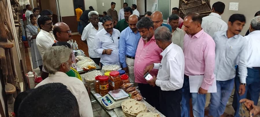 ಧಾರವಾಡ ಜಿಲ್ಲಾ ಪಂಚಾಯಿತಿ ಸಭಾಂಗಣದಲ್ಲಿ ಕೃಷಿ ಇಲಾಖೆಯಿಂದ ಈಚೆಗೆ ನಡೆದ ಜಾಗೃತಿ ಕಾರ್ಯಕ್ರಮದಲ್ಲಿ ಸ್ವಯಂ ಉದ್ಯೋಗದ ಕುರಿತು ಮಾಹಿತಿ ನೀಡಲಾಯಿತು