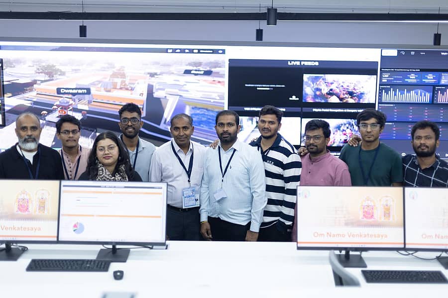 <div class="paragraphs"><p>ತಿರುಪತಿಯ ತಿರುಮಲದಲ್ಲಿ ಸ್ಥಾಪಿಸಿದ ಕೃತಕ ಬುದ್ಧಿಮತ್ತೆ ಆಧರಿತ ಕಮಾಂಡ್‌ ಸೆಂಟರ್‌ ಮುಂದೆ ಸಿಬ್ಬಂದಿ</p></div>