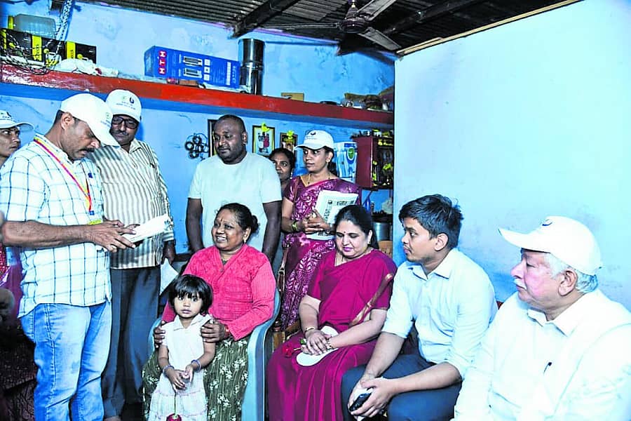 <div class="paragraphs"><p>ಹೊಸಪೇಟೆಯಲ್ಲಿ ಸಮೀಕ್ಷೆ ಉದ್ಘಾಟಿಸಿದ ಬಳಿಕ ಮೊದಲ ಮನೆಯಲ್ಲಿ ಮಾಹಿತಿ ಪಡೆಯಲಾಯಿತು</p></div>