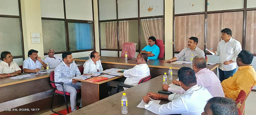 ಬೀಳಗಿ ಪಟ್ಟಣ ಪಂಚಾಯತಿ ಸಭಾಭವನದಲ್ಲಿ ಗುರುವಾರ ಏರ್ಪಡಿಸಿದ ಸಾಮಾನ್ಯ ಸಭೆಯಲ್ಲಿ ಮುಖ್ಯಾಧಿಕಾರಿ ದೇವೀಂದ್ರ ಧನಪಾಲ ಮಾತನಾಡಿದರು.