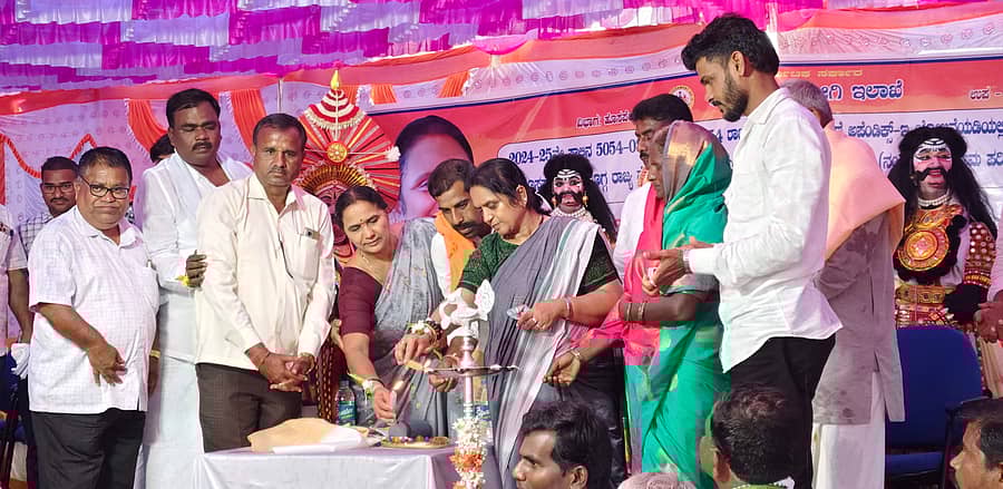 ಹರಪನಹಳ್ಳಿ ತಾಲ್ಲೂಕು ನಂದಿಬೇವೂರು ಗ್ರಾಮದಲ್ಲಿ ರಸ್ತೆ ಅಭಿವೃದ್ದಿಗೆ ಶಾಸಕಿ ಎಂ.ಪಿ.ಲತಾ ಮಲ್ಲಿಕಾರ್ಜುನ ಚಾಲನೆ ನೀಡಿದರು