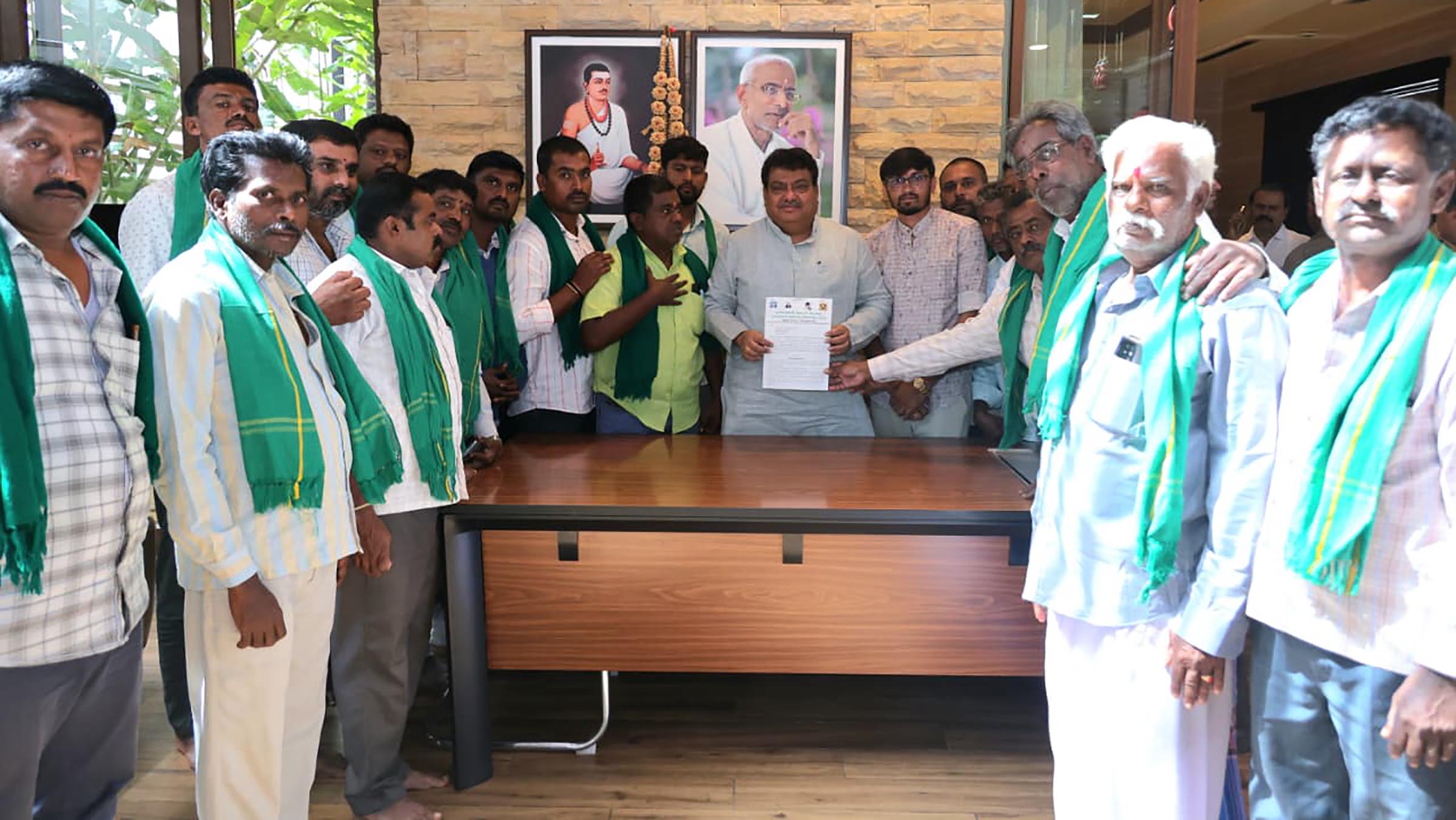 ಶಿಡ್ಲಘಟ್ಟ ತಾಲ್ಲೂಕಿನ ಜಂಗಮಕೋಟೆ ಹೋಬಳಿಯಲ್ಲಿ ಕೆಐಎಡಿಬಿ ವತಿಯಿಂದ ತ್ವರಿತಗತಿಯಲ್ಲಿ ಕೈಗಾರಿಕೆ ಆರಂಭಿಸಿ, ಭೂಪರಿಹಾರ ನೀಡಬೇಕೆಂದು ಒತ್ತಾಯಿಸಿ ಕೆಐಎಡಿಬಿ ರೈತ ಪರ ಹೋರಾಟ ಸಮಿತಿ ಪದಾಧಿಕಾರಿಗಳು ಬೆಂಗಳೂರಿನಲ್ಲಿ ಸಚಿವ ಎಂ.ಬಿ.ಪಾಟೀಲ್ ಅವರಿಗೆ ಮನವಿ ಸಲ್ಲಿಸಿದರು