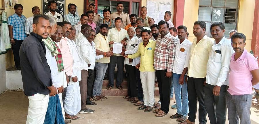 ಲಕ್ಷ್ಮೇಶ್ವರ ತಾಲ್ಲೂಕು ಮಹರ್ಷಿ ವಾಲ್ಮೀಕಿ ನಾಯಕ ವಿವಿದೋದ್ದೇಶಗಳ ಸಂಘದ ಸದಸ್ಯರು ತಹಶೀಲ್ದಾರ್ ಎಂ. ಧನಂಜಯ ಅವರಿಗೆ ಮನವಿ ಸಲ್ಲಿಸಿದರು