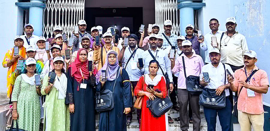 ಸಾಮಾಜಿಕ ಮತ್ತು ಶೈಕ್ಷಣಿಕ ಸಮೀಕ್ಷೆ ವೇಳೆ ಆಗುತ್ತಿರುವ ತಾಂತ್ರಿಕ ತೊಂದರೆಯ ವಿರುದ್ಧ ಸಮೀಕ್ಷಕರರು ಕಲಬುರಗಿಯ ತಾಲ್ಲೂಕು ಪಂಚಾಯಿತಿ ಕಚೇರಿ ಆವರಣದಲ್ಲಿ ಮೊಬೈಲ್ ತೋರಿಸುವ ಮೂಲಕ ಬೇಸರ ವ್ಯಕ್ತಪಡಿಸಿದರು –ಪ್ರಜಾವಾಣಿ ಚಿತ್ರ