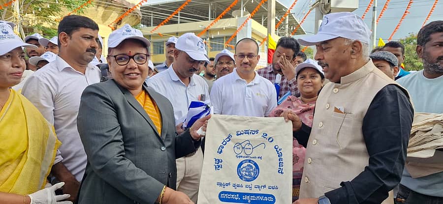 ಚಿಕ್ಕಮಗಳೂರಿನಲ್ಲಿ ನಗರಸಭೆಯಿಂದ ಮನೆ ಮನೆಗಳಿಗೆ ಬಟ್ಟೆ ಬ್ಯಾಗ್ಗಳನ್ನು ವಿತರಿಸುವ ಕಾರ್ಯಕ್ಕೆ ಉಪಲೋಕಾಯುಕ್ತ ಕೆ.ಎನ್.ಫಣೀಂದ್ರ ಚಾಲನೆ ನೀಡಿದರು