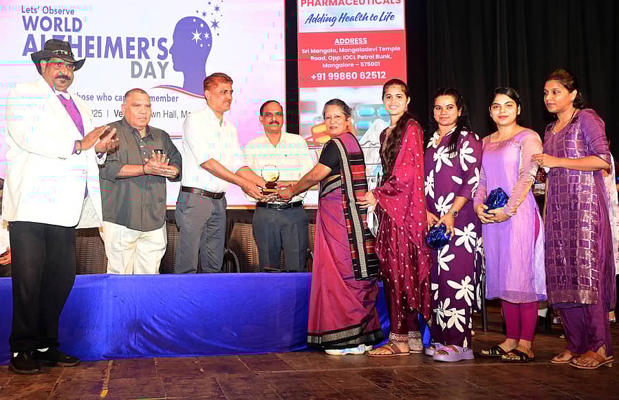 ಪೇಜ್ ಆಯೋಜಿಸಿದ್ದ ವಿಶ್ವ ಮರೆಗುಳಿ ಸಮಸ್ಯೆ ದಿನಾಚರಣೆ ಕಾರ್ಯಕ್ರಮದಲ್ಲಿ ಸುಶೇಗ್ ಚಾರಿಟಬಲ್ ಟ್ರಸ್ಟ್ನ ಆರೋಗ್ಯ ಕಾರ್ಯಕತರನ್ನು ಗೌರವಿಸಲಾಯಿತು ಪ್ರಜಾವಾಣಿ ಚಿತ್ರ