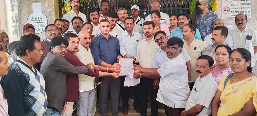 ಮಾಗಡಿ ಪಟ್ಟಣದ ತಾಲ್ಲೂಕು ಕಚೇರಿ ಮುಂಭಾಗದಲ್ಲಿ ಜನಗಣತಿಯಲ್ಲಿ ಆ್ಯಪ್ ಸಮಸ್ಯೆ ಸರಿಪಡಿಸುವಂತೆ ತಹಶೀಲ್ದಾರ್ ಶರತ್ ಕುಮಾರ್ ರವರಿಗೆ ಶಿಕ್ಷಕರು ಮನವಿ ಸಲ್ಲಿಸುತ್ತಿರುವುದು.