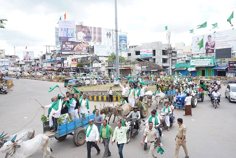 ಶಿವಮೊಗ್ಗ ದಸರಾ ಅಂಗವಾಗಿ ಸೈನ್ಸ್ ಮೈದಾನದಿಂದ ಕುವೆಂಪು ರಂಗಮಂದಿರದವರೆಗೆ ಅಲಂಕೃತ ಎತ್ತಿನ ಗಾಡಿಗಳು, ಟಿಲ್ಲರ್, ಕಲಾತಂಡಗಳೊಂದಿಗೆ ಮೆರವಣಿಗೆ ನಡೆಸಲಾಯಿತು